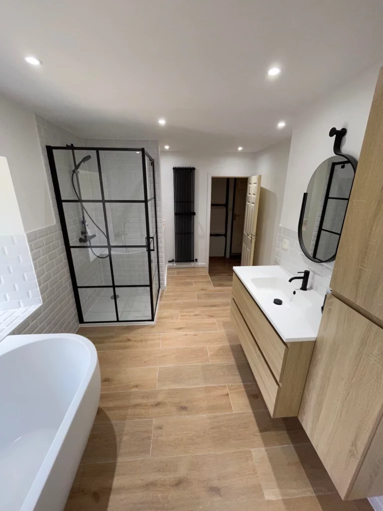 Salle de bain moderne à Saint-Vith avec douche verrière, meuble bois et baignoire îlot