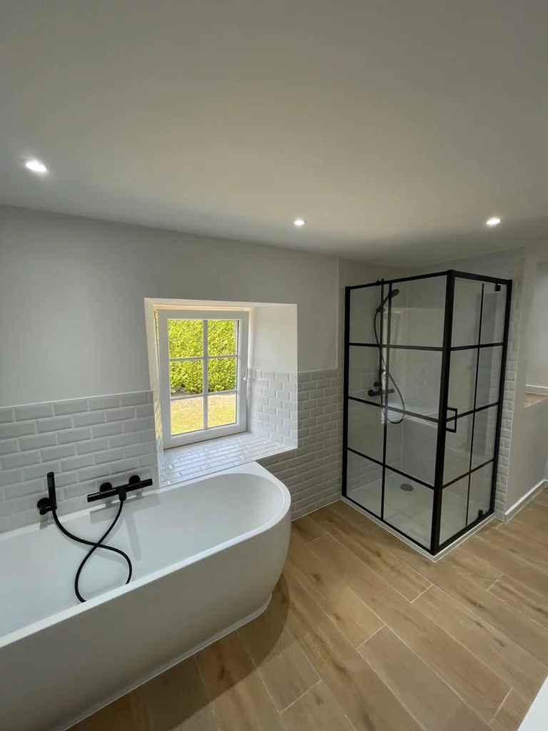 Salle de bain contemporaine à Saint-Vith avec baignoire îlot et douche verrière noire