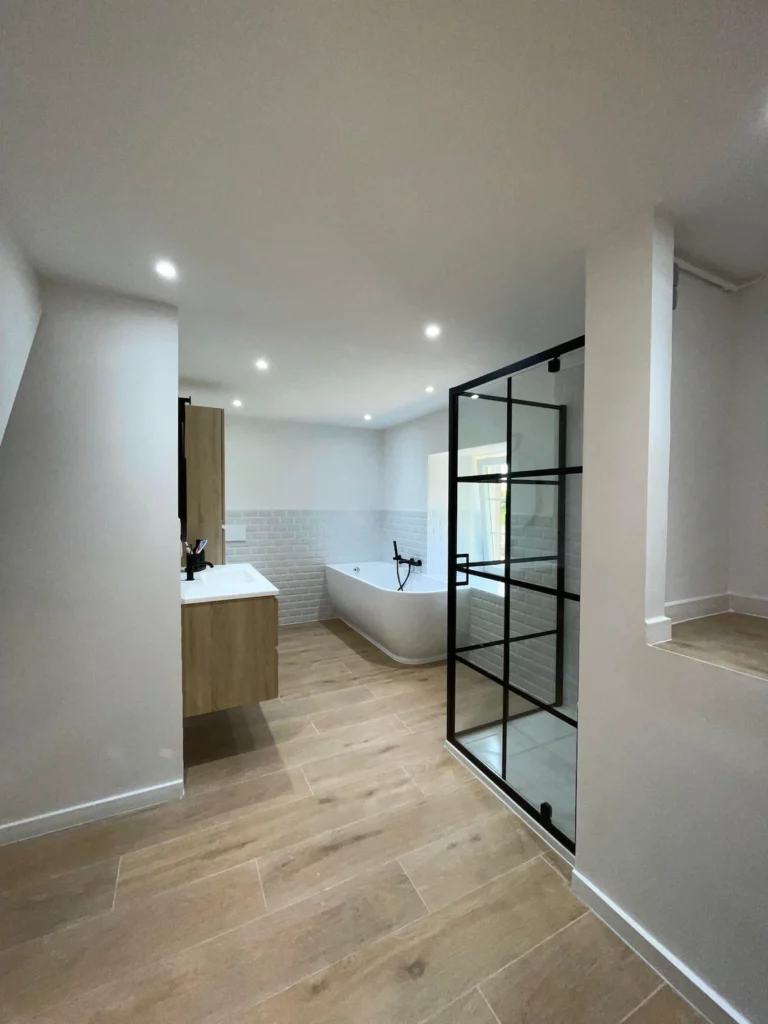 Salle de bain moderne à Saint-Vith avec baignoire îlot et douche verrière noire