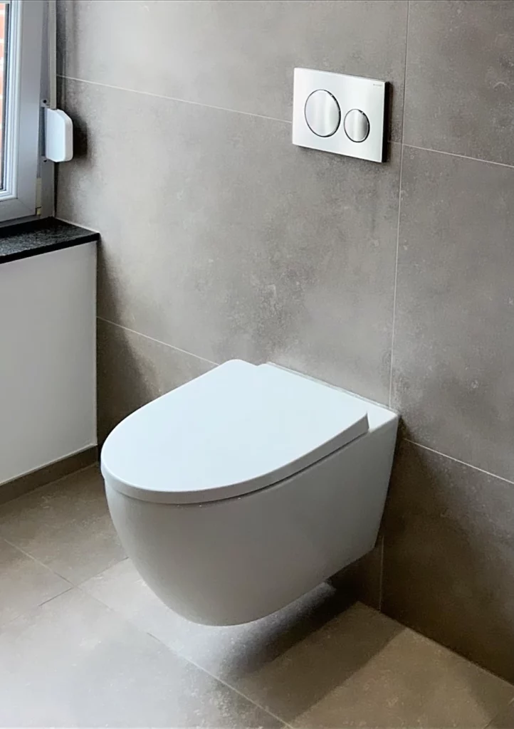 WC suspendu avec finition murale soignée, intégré dans une salle de bain contemporaine à Welkenraedt