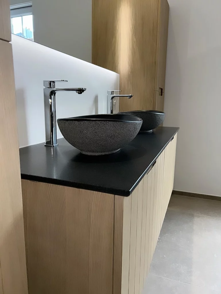 Salle de bain contemporaine rénovée à Welkenraedt, avec meuble sur mesure, double vasque et finitions soignées