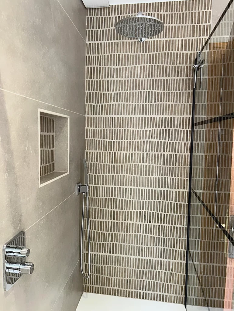 Douche à l’italienne avec niche murale intégrée et paroi vitrée dans une salle de bain contemporaine à