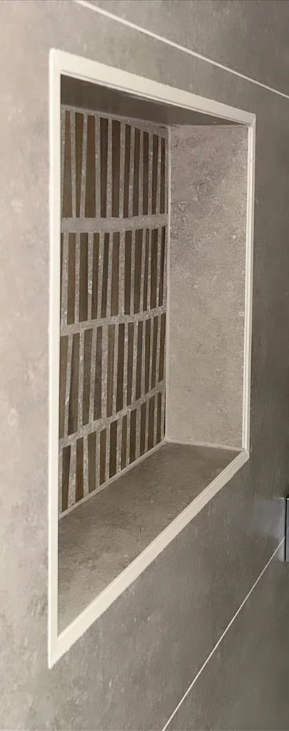 Niche murale encastrée avec étagère intégrée dans une douche contemporaine à Welkenraedt