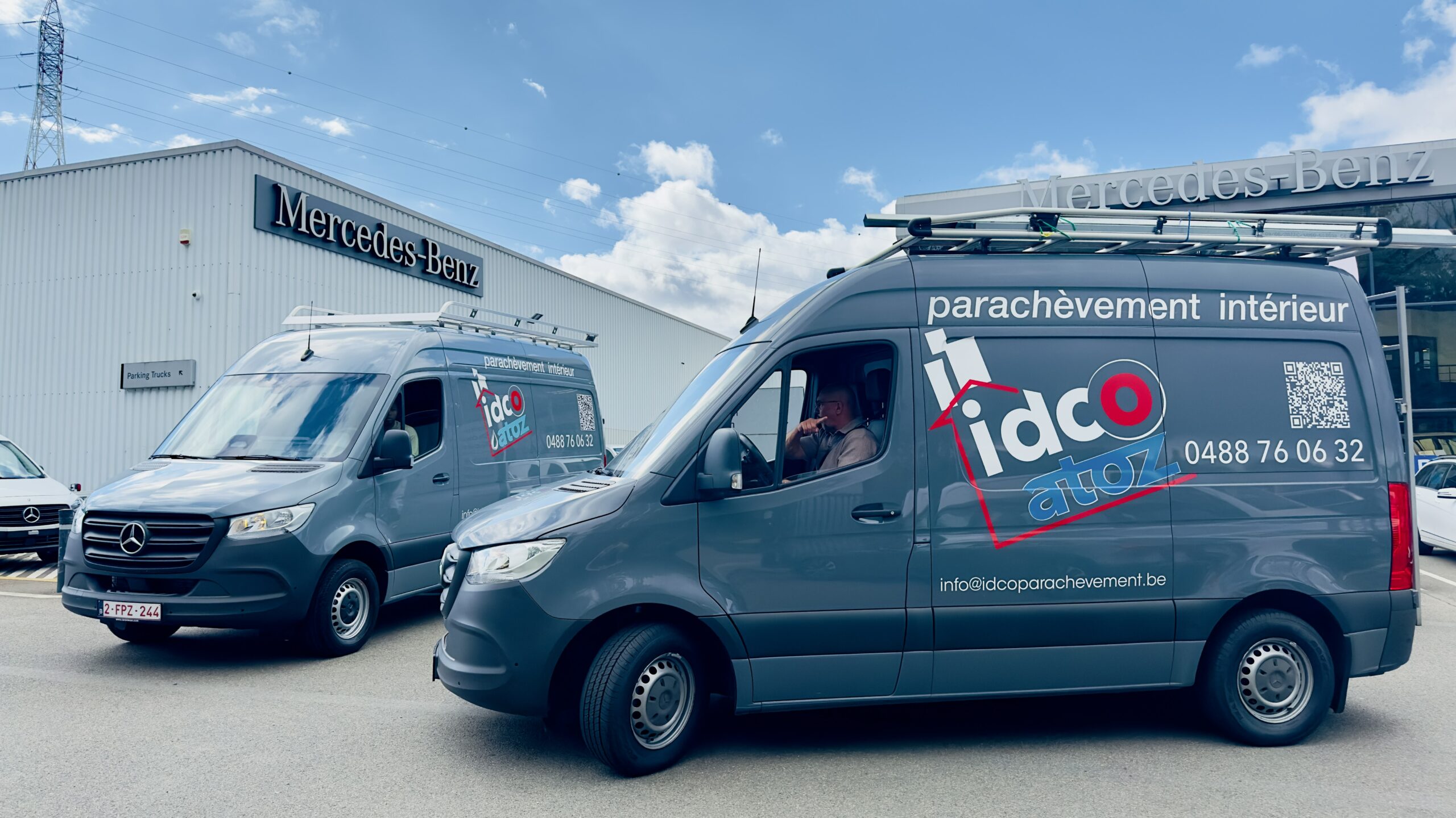 Les camionnettes de la société iDco sur le parking d'un fournisseur