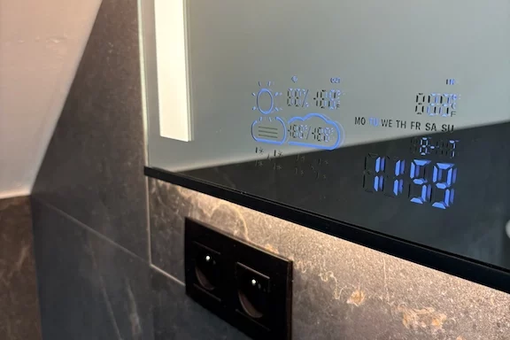 Miroir de salle de bain avec affichage LED et prises intégrées dans une rénovation à Visé
